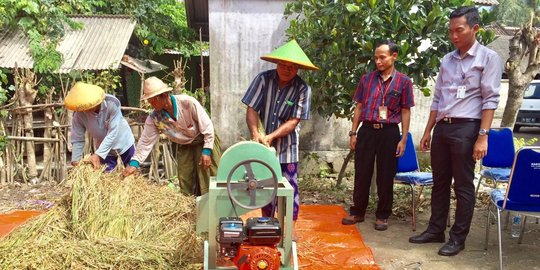 UJP PLTU Jeranjang adakan praktik pembuatan pupuk kompos