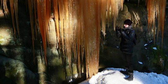 Pesona air terjun oranye yang membeku di Republik Ceko