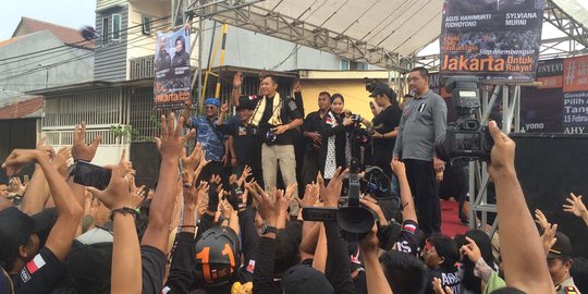 Telat 2,5 jam, Agus janji pertahankan KJP dan KJS ke warga Petojo