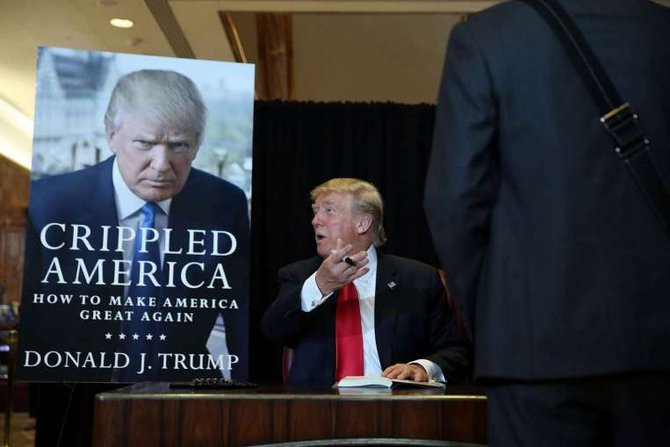 donald trump saat menandatangani buku karangannya di new york