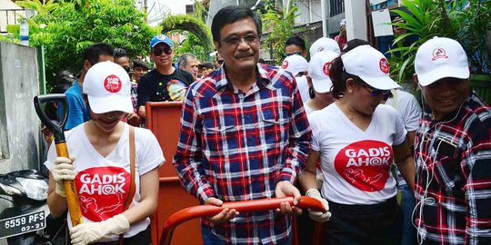 Kerja bakti bareng warga Gunung Sahari, Djarot tarik gerobak sampah