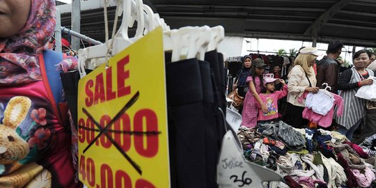 Jualan di pinggir jalan, pedagang Pasar Senen banting harga