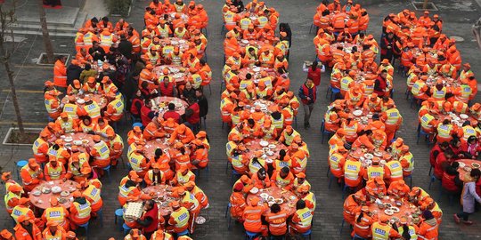 Sambut Festival Musim Semi, ratusan petugas kebersihan makan bersama