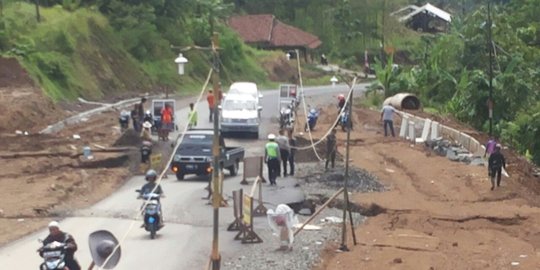 Jalan Lingkar Jatigede Sumedang amblas, polisi lakukan buka tutup