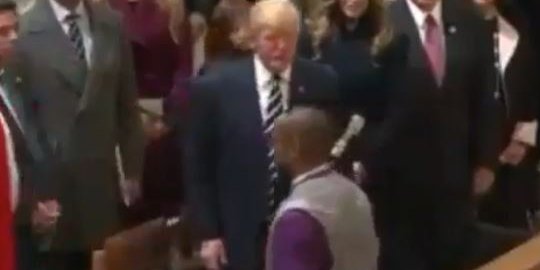 Video Trump enggan salaman dengan pria kulit hitam jadi perdebatan