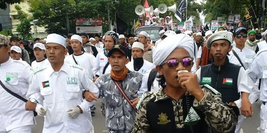 Geruduk Gedung Sate, massa tolak Habib Rizieq diproses hukum