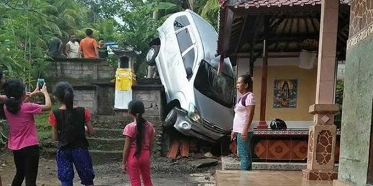 Belajar mengemudi, pelajar ini bawa mobil sampai seruduk rumah