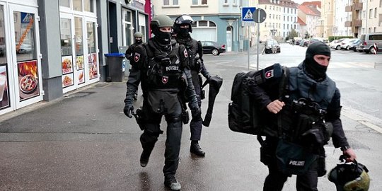 800 Polisi Austria gerebek masjid buru ulama garis keras