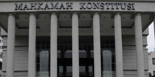 2 Hakim MK diperiksa Dewan Etik terkait kasus Patrialis