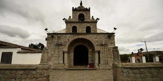 Mengunjungi gereja Katolik tertua di Ekuador