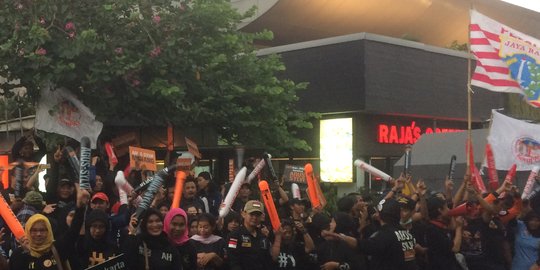 Bawa bendera Persija, pendukung Agus-Sylvi padati Hotel Bidakara