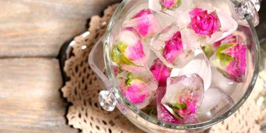 5 Cara berbeda untuk masukkan air mawar dalam perawatan kecantikan