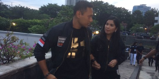 Annisa Pohan gandeng Agus Yudhoyono memasuki lokasi debat