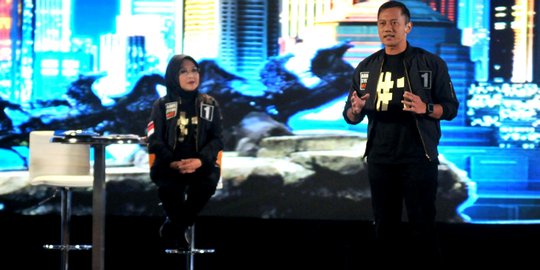 Saat microphone Agus bermasalah ketika hendak bertanya ke Ahok