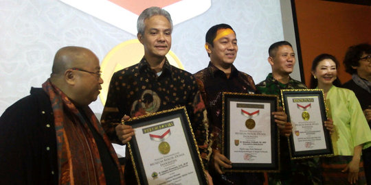 Komunikasi dengan warga via Twitter, Ganjar dapat penghargaan MURI