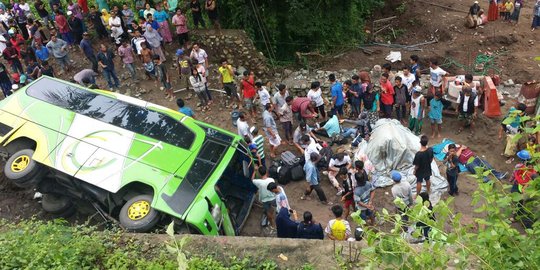 Bus wisatawan asal Cirebon masuk jurang di Lombok, 2 Tewas