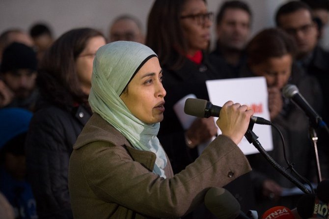 wanita salat di tengah protes donald trump