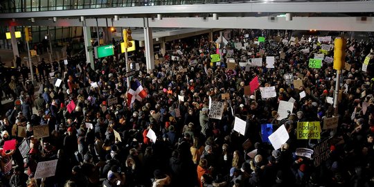 Kecam kebijakan Trump, massa geruduk bandara-bandara di AS