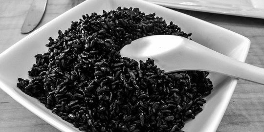 6 Manfaat cemerlang dari sepiring nasi hitam