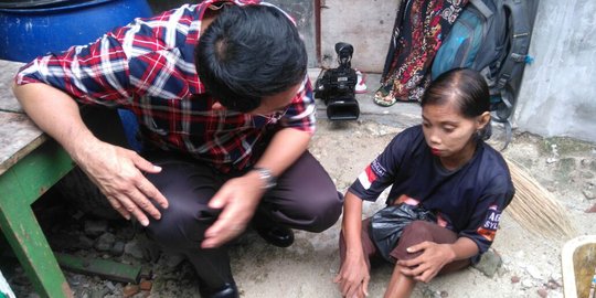 Ahok sapa warga penderita polio yang berkaus Agus-Sylvi