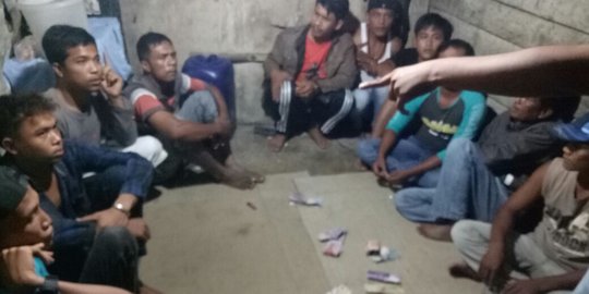 Asyik judi kartu domino di warung, 9 warga Kampar digerebek polisi