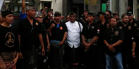 Massa gabungan demo di depan Mapolda Bali saat Munarman diperiksa