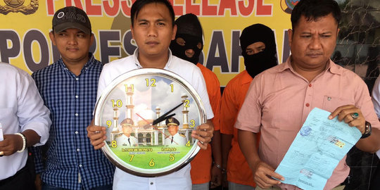 Dua pria ini paksa ratusan sekolah beli jam bergambar bupati Asahan