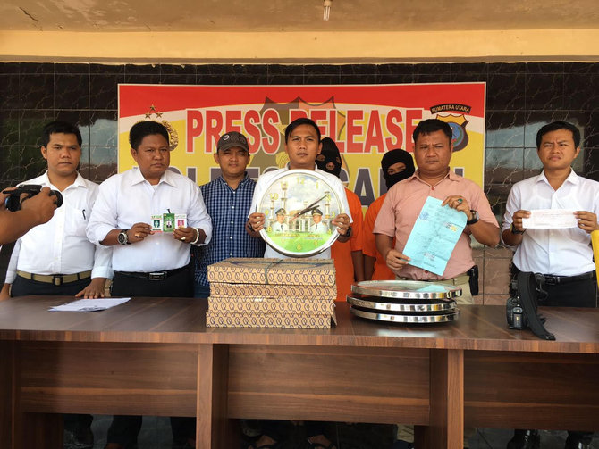 jam dinding bergambar bupati