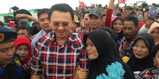 Ahok sesumbar akan naikkan gaji guru honorer minimal UMR