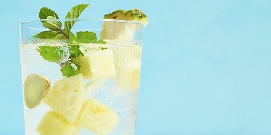 Buah nanas dibuat infused water? Ini 10 manfaat sehatnya