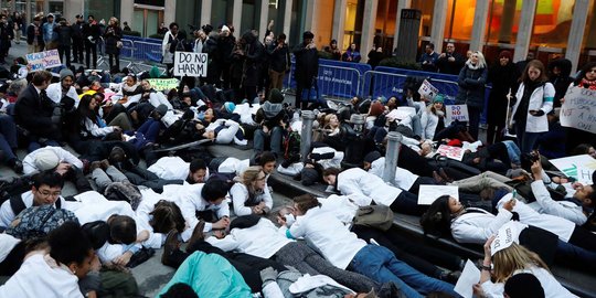 Kecam Donald Trump, ratusan mahasiswa kedokteran AS tidur di jalan