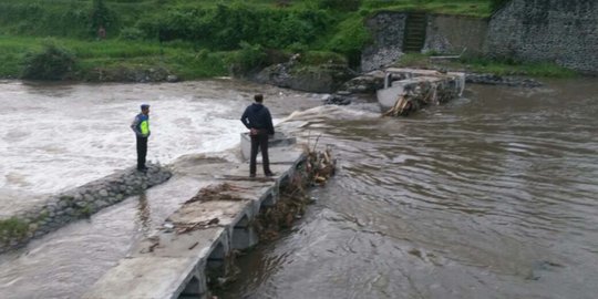 Baru 10 hari, jembatan darurat di Sungai Saba Buleleng ambrol