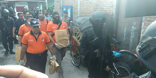 Geledah bengkel di Sragen, Densus 88 bawa 13 bungkus barang bukti