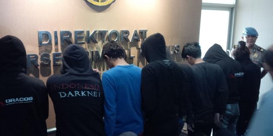 Mencurigakan saat transaksi di hotel, 18 hacker kartu kredit diciduk