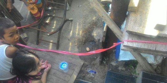 Warga Manado panik, ada asap bau belerang muncul di halaman rumahnya