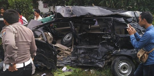 Salip Mirage, Xenia hilang kendali ditabrak truk tewaskan 3 PNS