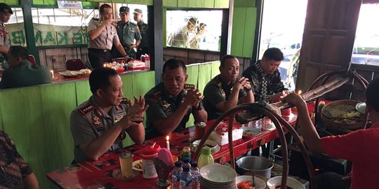 Momen keakraban Kapolri dan Panglima TNI makan sate bersama di Solo