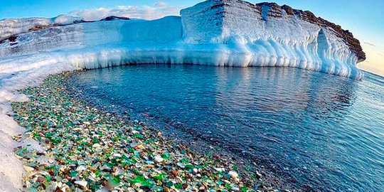 Uniknya pantai berpasir kaca warna-warni di Teluk Ussuri, Rusia