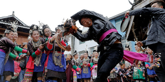 Uniknya ritual kuno memperebutkan mempelai wanita di China