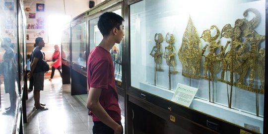 Melihat tangan kreatif pembuat Wayang Suket dari Purbalingga