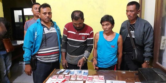 Main judi domino dalam rumah, JK dan WG ditangkap polisi