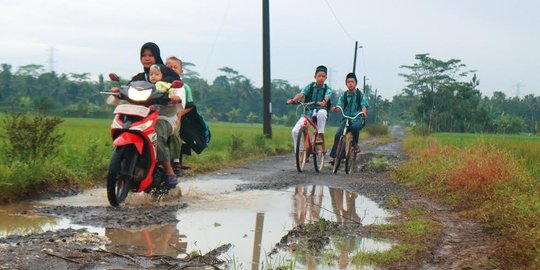 Jalan rusak bertahun-tahun di Bulaksari Cilacap ganggu akses warga