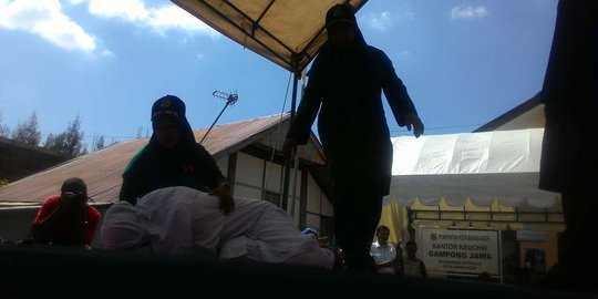 Wanita pelaku mesum di Aceh tumbang saat dihukum cambuk