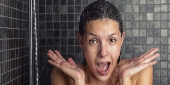 selain bau, 5 hal ini terjadi pada tubuhmu saat jarang mandi