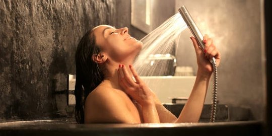 selain bau, 5 hal ini terjadi pada tubuhmu saat jarang mandi