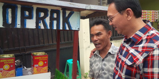 Foto bersama, Ahok dan Agus acungkan dua jari