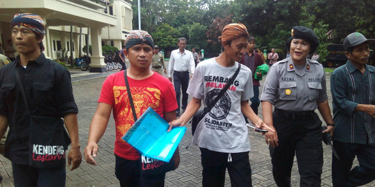 Sidang amdal semen, 6 warga walkout & 30 mahasiswa demo dukung PT SI