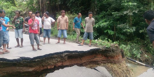 Badan jalan amblas di KM 200 lalu lintas Samarinda ke Berau terputus