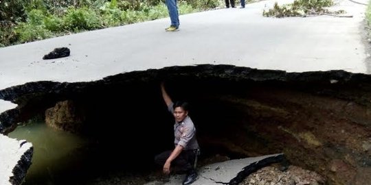 Ini kondisi jalan lintas Samarinda-Berau yang amblas parah