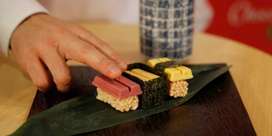 Mencicipi manisnya sushi cokelat Kitkats untuk kado Valentine